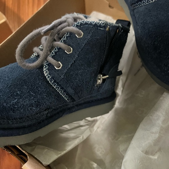 Toddler winter Ugg boots. - Picture 3 of 10